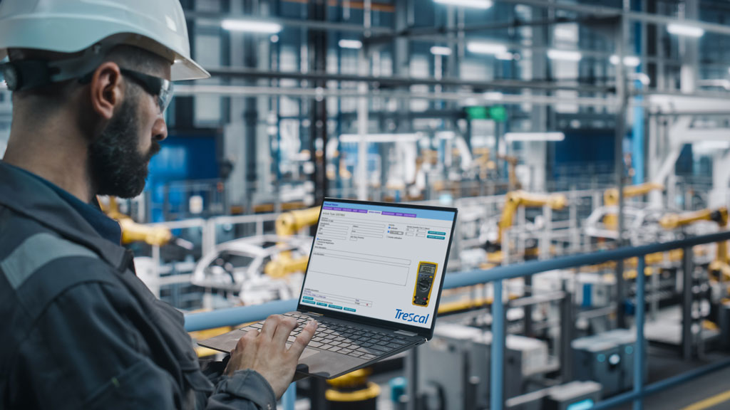 werknemer aan het werken met het Trescal Vision platform